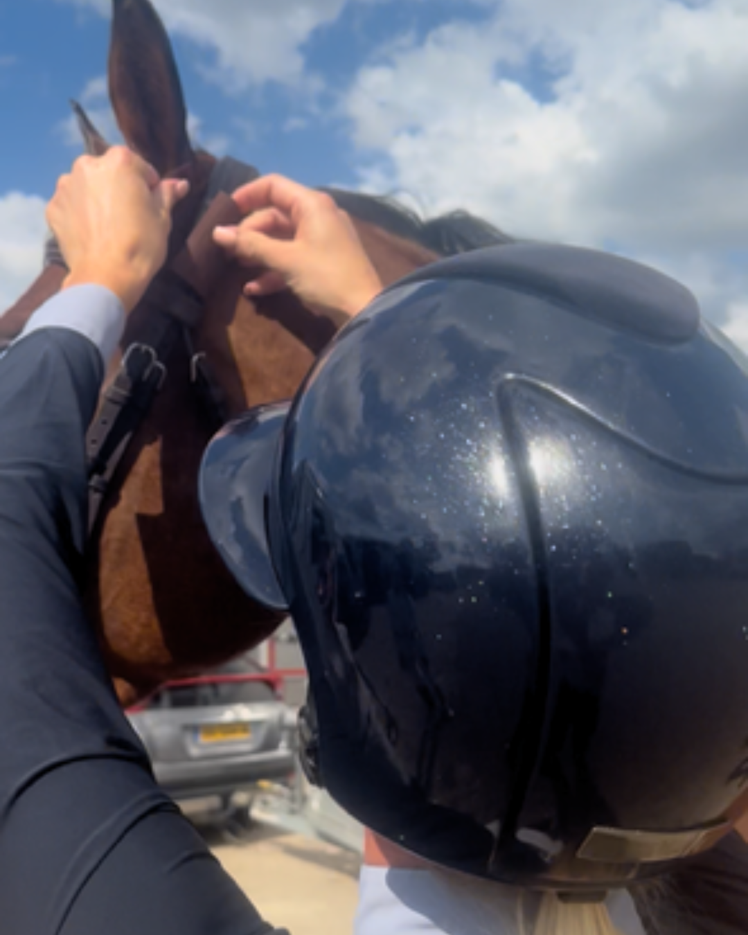 Ruiter bevestigt de AV Edge paardenpatch aan het hoofdstel